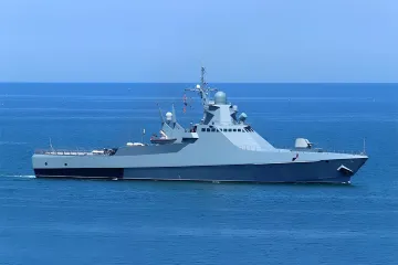 Kyjev ohlásil zasažení a potopení ruské hlídkové lodi u Krymského mostu