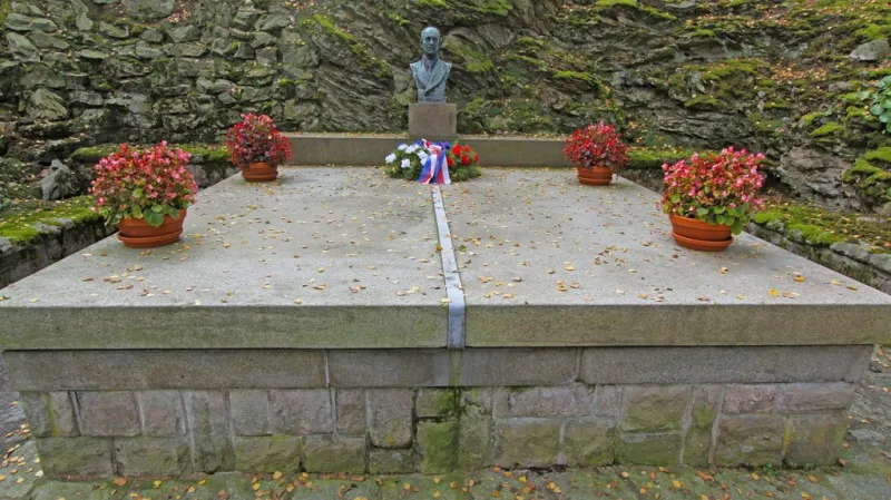 Benešova hrobka s prezidentovou bustou