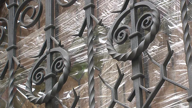 Mříže na oknech synagogy