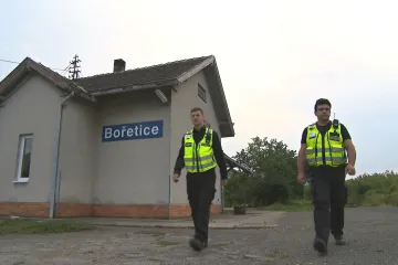 Obce si na dodržování pořádku najímají bezpečnostní služby. Zřízení městské policie je drahé, zní od starostů