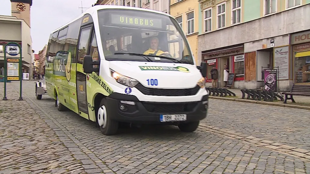 Vinobus vyjíždí ze Znojma do vinných sklepů