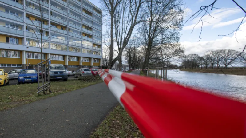 Ohraničené místo na Smetanově nábřeží v Hradci Králové, kde větev ulomená následkem větru poškodila zaparkované auto.,  Autor: David Taneček ,  Zdroj: ČTK