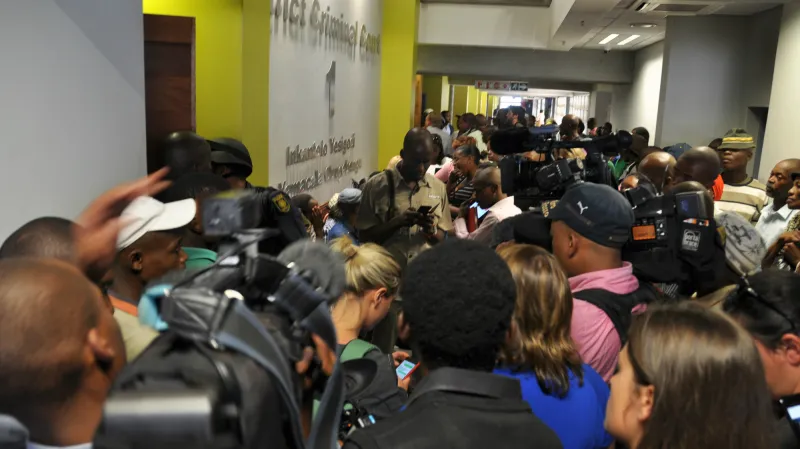 Tlačenice novinářů před Krejčířovým soudním stáním