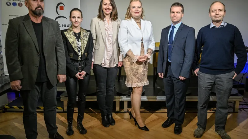 Zleva laureáti Petr Pyšek, Martina Benešová-Schäfer, Alžběta Dostálková, Ilona Hromadníková, Petr Sezemský a zástupce Cesnetu Sven Ubik