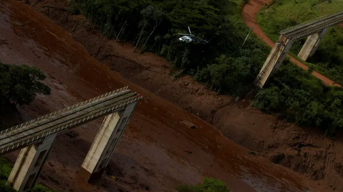 Helikoptéra nad protrženou odpadní nádrží dolu na železnou rudu u města Brumadinho v Brazílii