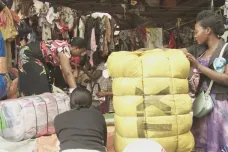 Uganda zakázala dovoz obnošeného oblečení, chce tak podpořit domácí výrobu. Experti jsou skeptičtí