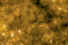 První snímky sondy Solar Orbiter odhalily „táborové ohně“ na Slunci. Jsou velké jako celá Země