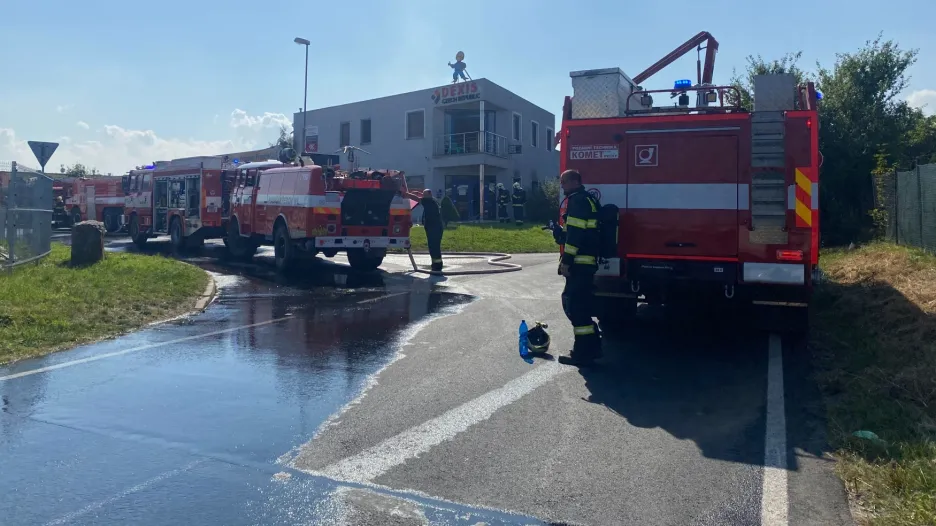 Zásah hasičů v Průmyslové ulici v Čelákovicích