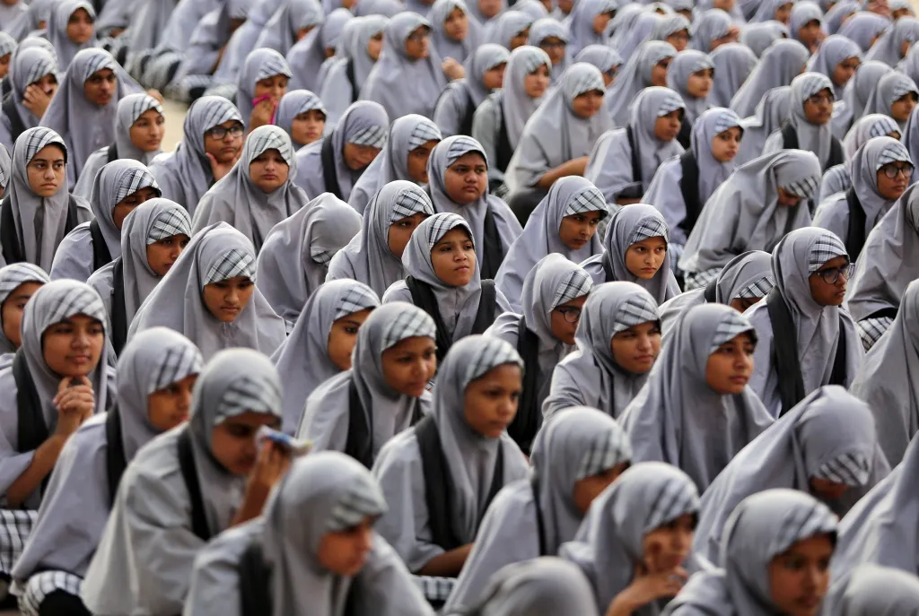 Školačky poslouchají svého učitele během přednášky o zvláštním statusu Kašmíru, který minulý měsíc ukončila indická vláda, ve škole v Ahmedabádu