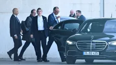 Pravděpodobný budoucí kancléř, konzervativec Friedrich Merz odchází ze schůzky se zástupci sociálních demokratů