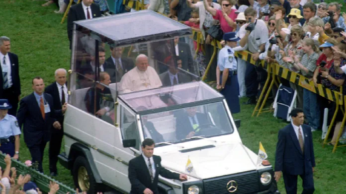 Papež Jan Pavel II. v papamobilu v roce 1995