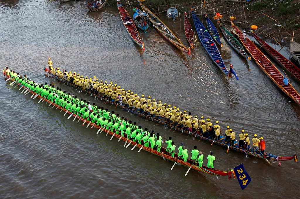 Účastníci každoročního festivalu ve svých dlouhých lodích před závodem na řece Tonle Sap v kambodžském městě Phnompenh.