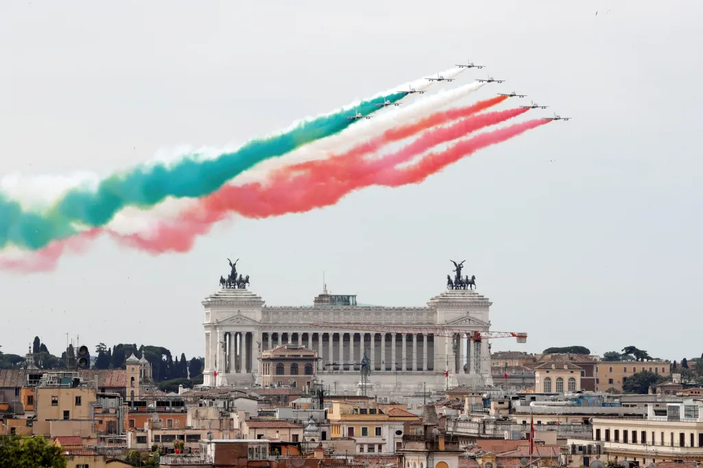Akrobatický tým italských vzdušných sil předvedl během přehlídky v Římě prvek nazvaný Frecce Tricolori. Letadla vzlétla nad město 2. června, kdy Itálie slavila Den republiky