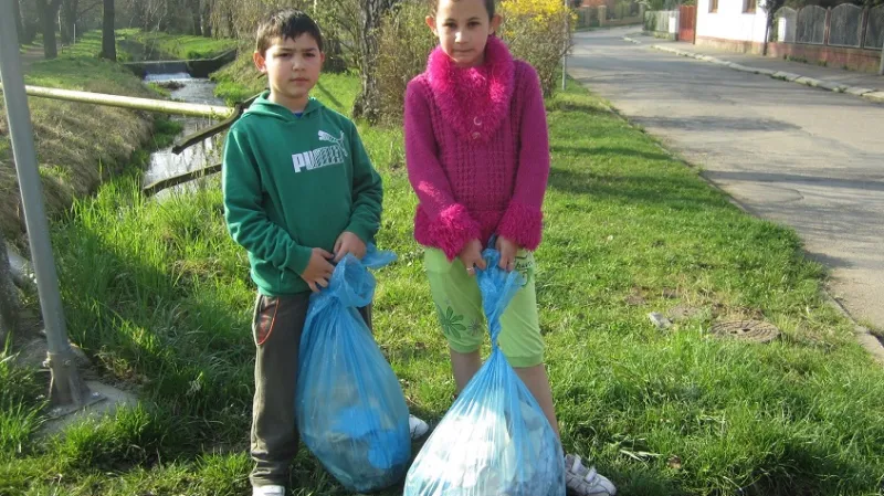 Školáci z České Brodu uklízeli okolí říčky Šembery