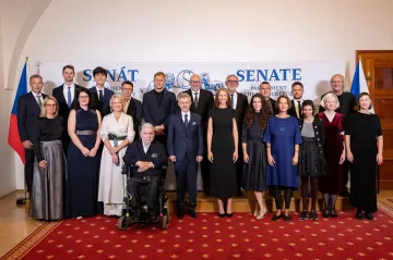 Předseda Senátu ocenil medailemi kněze, vědce nebo Kuchařky bez domova