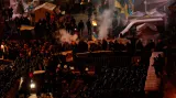 Stovky policistů se snaží v centru Kyjeva rozebírat barikády demonstrantů