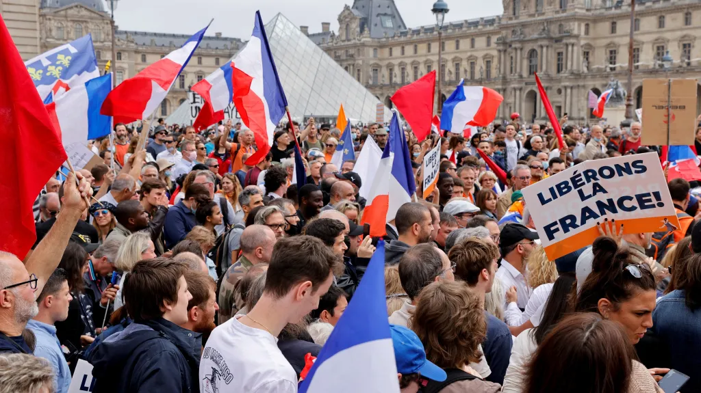 Francouzi proti covidovému zákonu poslední tři víkendy masivně protestovali