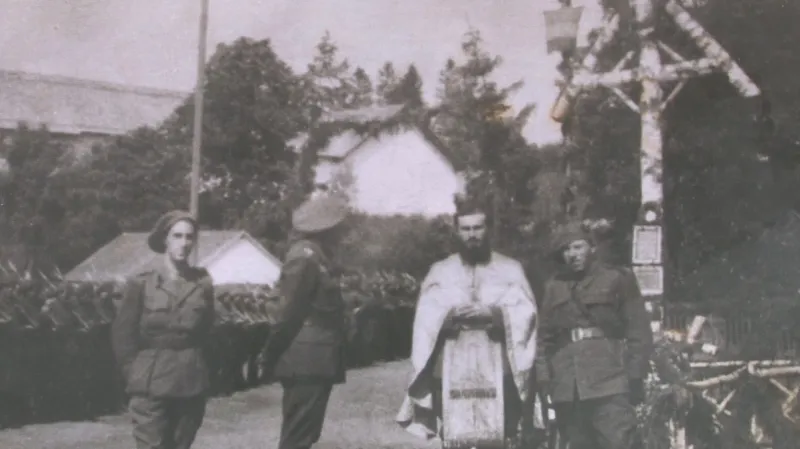 Dřevěným křížem uctili rumunští vojáci v roce 1945 své padlé kamarády
