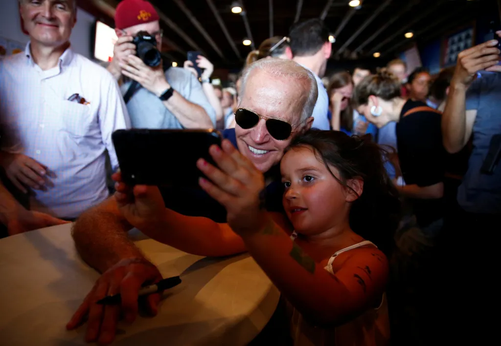 Viceprezident USA Joe Biden jako prezidentský kandidát pro volby v roce 2020 pózuje dívce při společné fotografii
