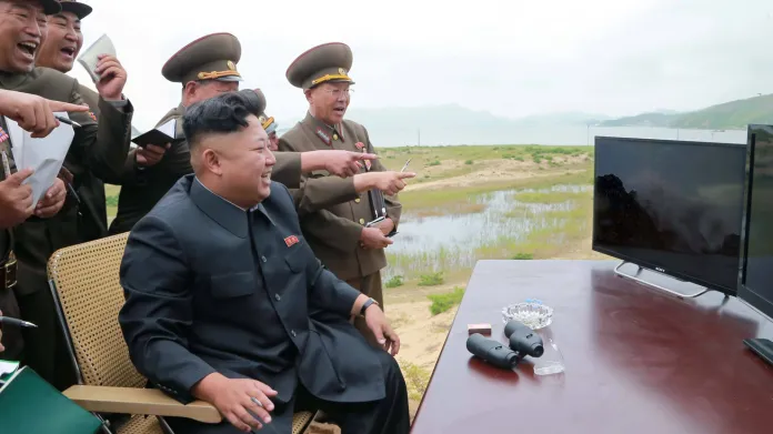 Kim Čong-un kouká na tmavé monitory