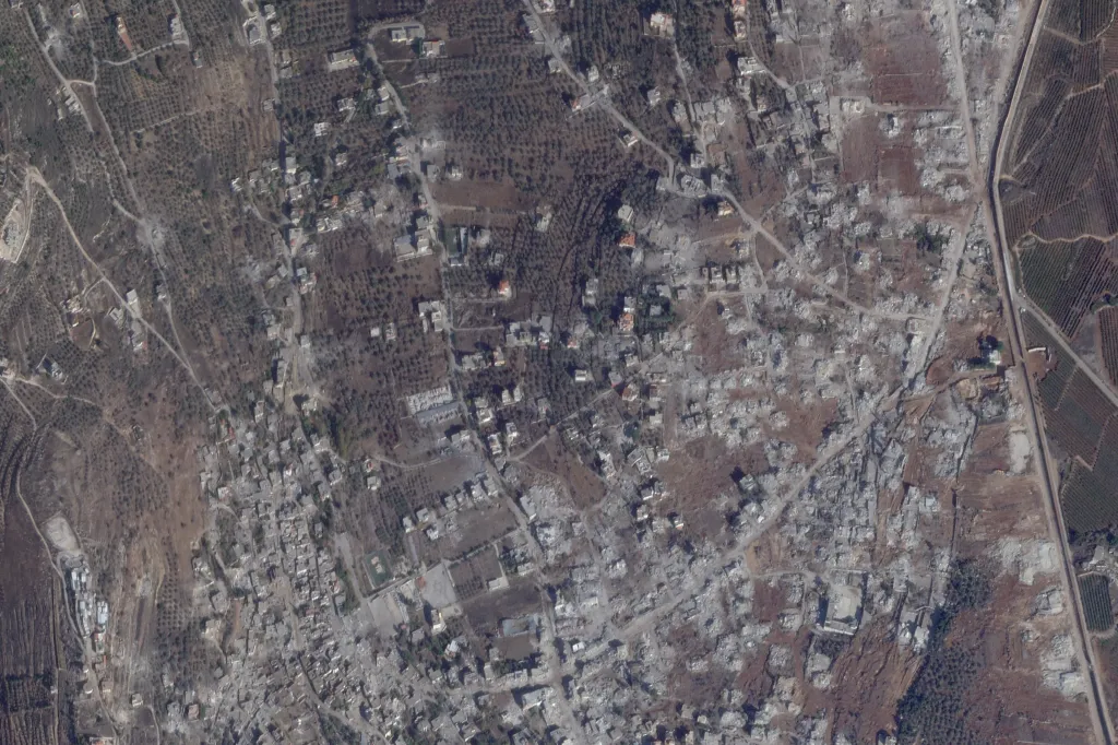 Satelitní snímek zbořené libanonské vesnice (6. 11. 2024)