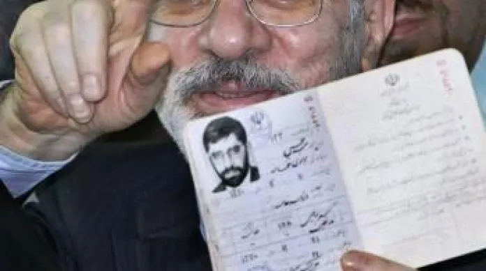 Íránský prezidentský kandidát Mír Hosejn Músáví přichází k volbám