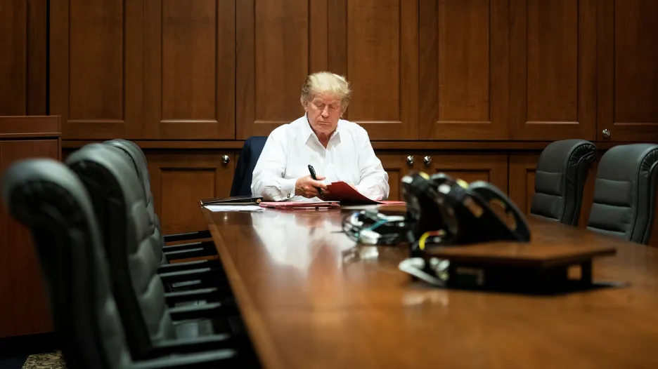 Bílý dům zveřejnil fotografii prezidenta při práci v nemocnici