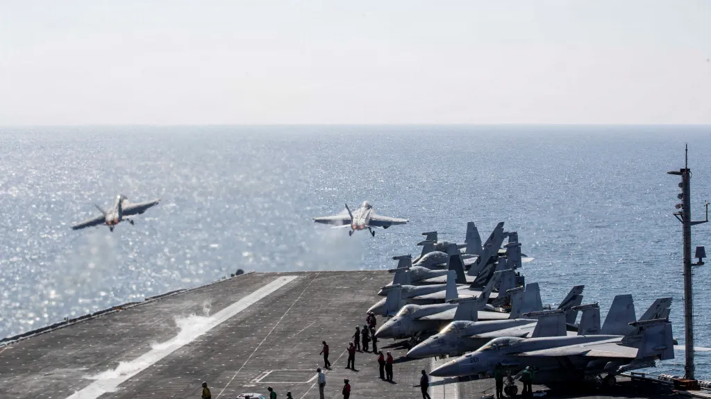 Pohled na letadlovou loď USS Abraham Lincoln