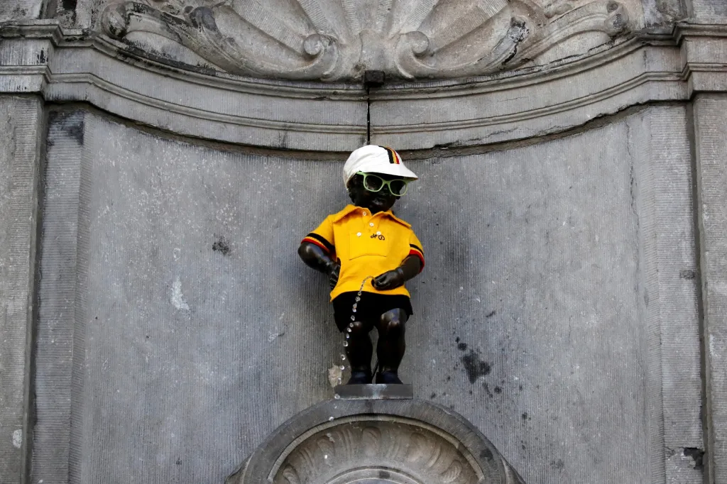 Příznivci cyklistiky během 1. etapy Tour de France oblékli v Bruselu jednu z ikon města, sochu Čurajícího chlapečka, do žlutého dresu vedoucího závodníka
