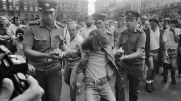 Státní složky se v rámci akce Asanace zaměřovaly na nepřátele režimu, které chtěly šikanou, psychickým i fyzickým terorem přinutit k vystěhování (Václavské náměstí, demonstrace ke 20. výročí sovětské okupace 1968)