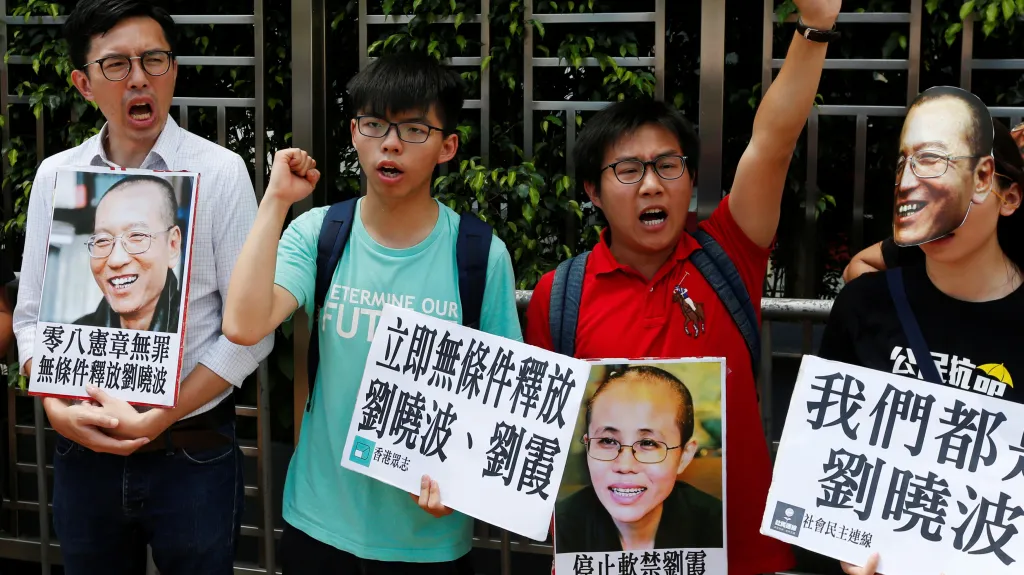 Za osvobození Liou Siao-pa demonstroval v Hongkongu také studentský lídr Joshua Wong (druhý zleva)