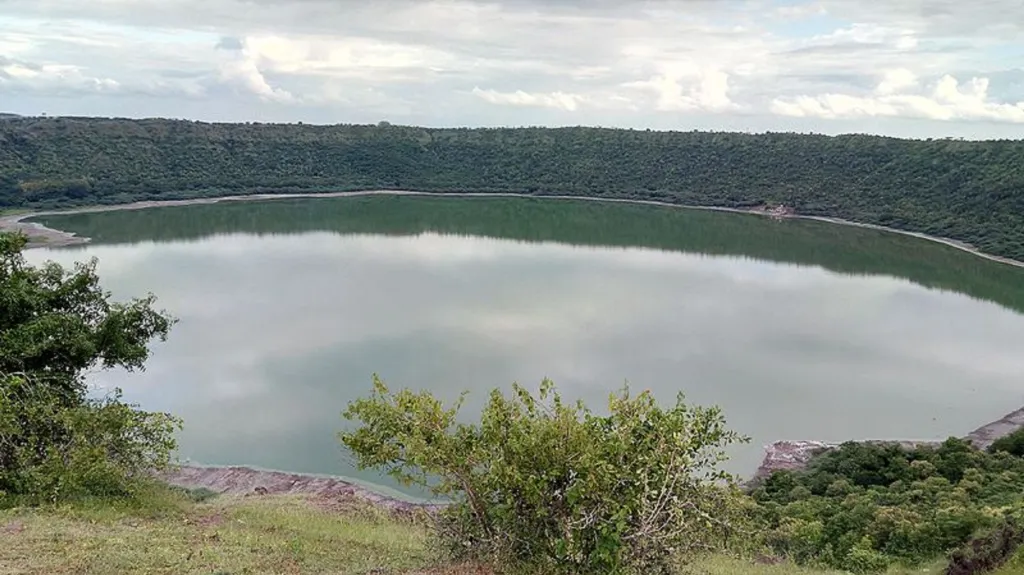 Jezero Lonar před změnou barvy