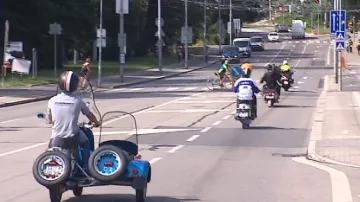 Jezdci si na starých motocyklech projeli část původní trasy Masarykova okruhu