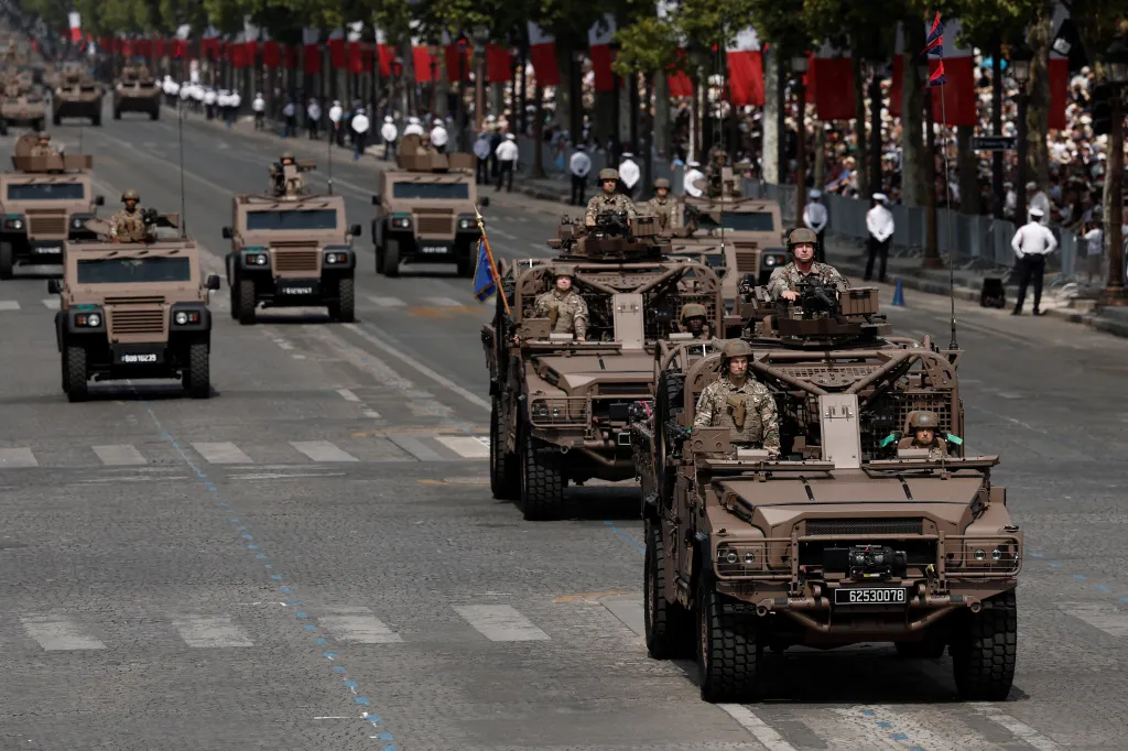 Vozidla velitelství speciálních operací francouzské armády (CAST) projíždějí po třídě Champs-Elysees během každoroční vojenské přehlídky u příležitosti výročí dobytí Bastily