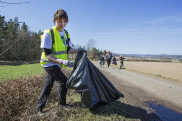 Dobrovolníci budou už pátým rokem uklízet Česko, vyrazit s pytlem do přírody může kdokoli