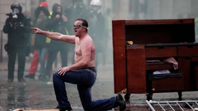 Protesty v Paříži se zvrhly v potyčky s policií