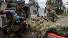 Odvoz raněného ukrajinského vojáka z okolí Vovčansku
