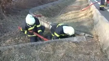 Žebětínští hasiči čistili žabí podchody, které byly po zimě zanesené listím, větvemi a blátem