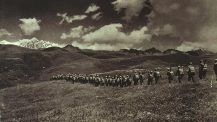 Vojenské jednotky Čínské lidové republiky pochodují do Tibetu