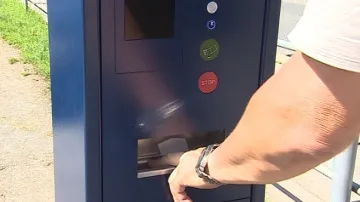 V nových parkovacích automatech se dá platit jen mincemi