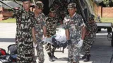 Nepálští vojáci s oběťmi tragédie