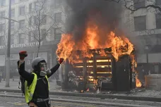 Vyrabované obchody i zapálená banka. Pařížský protest žlutých vest provází násilí