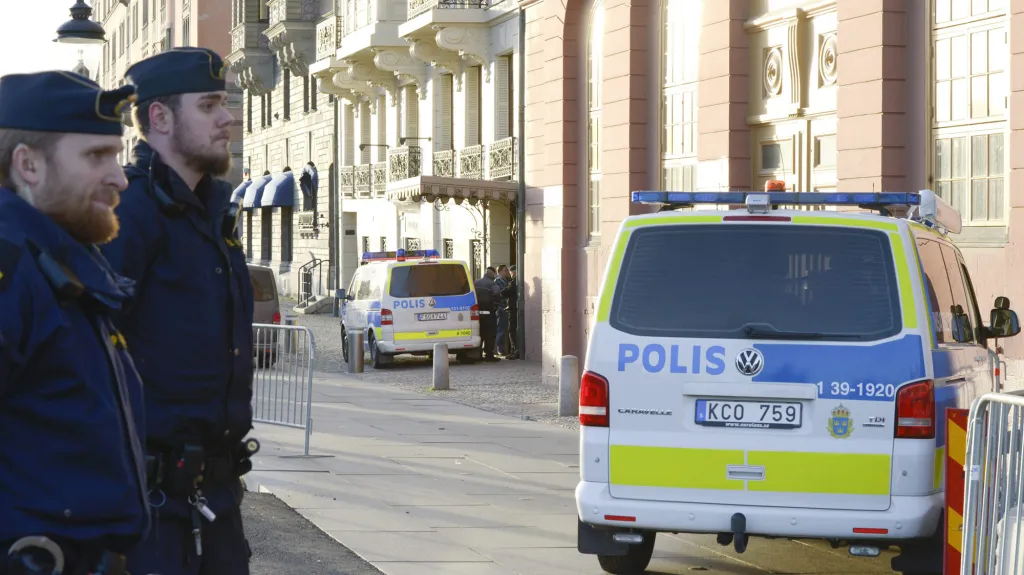 Švédská policie před sídlem premiéra