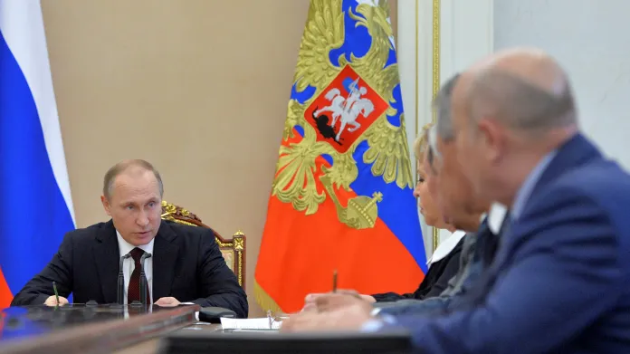 Ruský prezident Vladimir Putin na jednání bezpečnostní rady