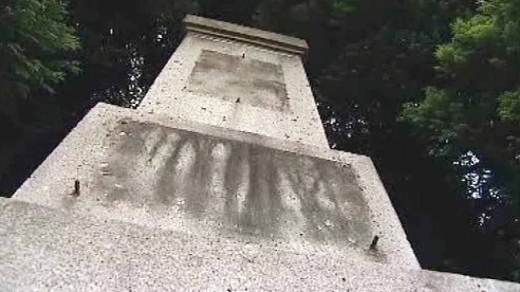 Poškozený památník v Omlenicích