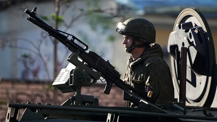 Ruský voják míří na přehlídku v Moskvě