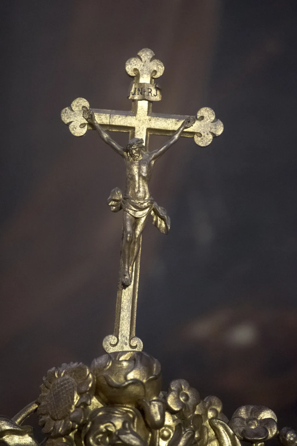 Výstava s názvem "Pod ochranou tvou" odhaluje v chrámu svaté Barbory v Kutné Hoře vzácné exponáty uložené v chrámovém depozitáři