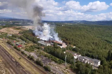 Skládka pražců u elektrárny na Sokolovsku už nehoří. Hasičům pomohl déšť