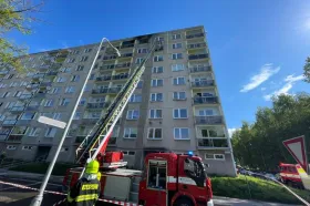 U požáru v Trutnově zasahují hasiči i záchranáři