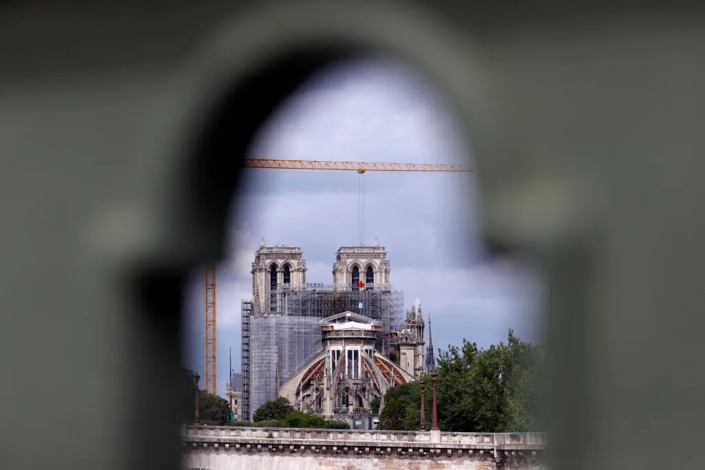 Z Notre-Dame začínají po ničivém požáru sundavat poškozené lešení
